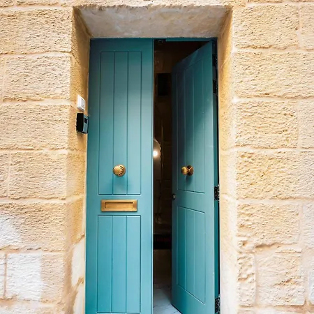 A Stylish In Malta's Capital Apartment *